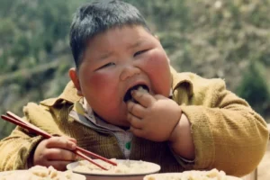 دليل صحة الطفل: سمنة ونحافة الأطفال، الأسباب، المخاطر، وطرق العلاج الغذائي