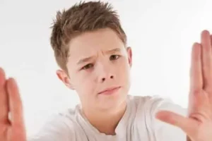 نصائح للتعامل مع الطفل المراهق العنيد