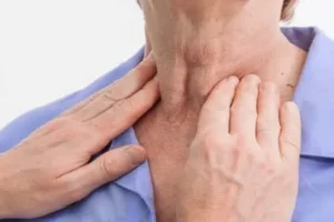 أعراض أورام الغدة الدرقية وعلاجها