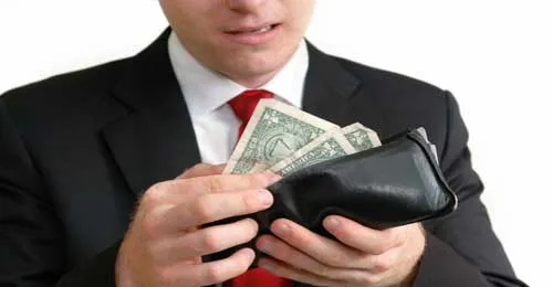 كيفية التعامل مع الزوج البخيل