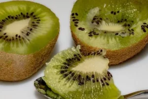 فوائد الكيوي الصحية و  التأثيرات السلبية