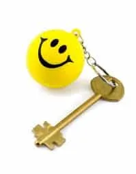 السر يكمن في الرضى والقناعة، الطفل يملك قدرة مدهشة على التكيف مع ظروفه بحثًا عمّا يسعده، بينما يجتهد البالغ في تبخيس ما بين يديه، بحثًا عما هو أفضل