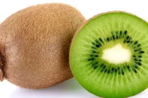 فوائد فاكهة الكيوي و ماتحتوية من فيتامينات