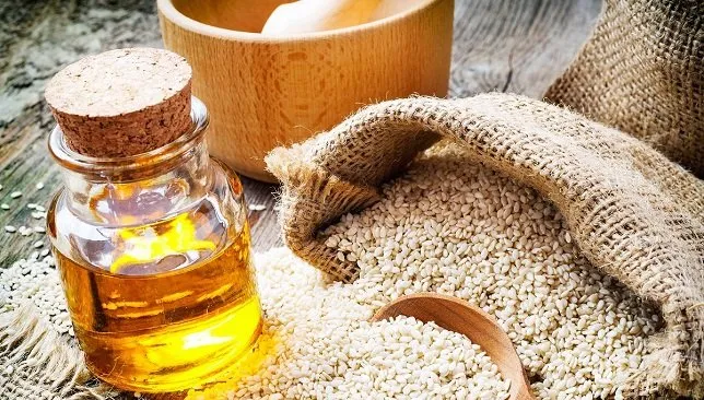 فوائد زيت السمسم الفوائد الصحية لزيت السمسم تشمل قدرته على تحسين صحة الشعر والبشرة ، والمساعدة في نمو العظام ، وخفض ضغط الدم ، والحفاظ على صحة القلب ، وكذلك إدارة القلق والاكتئاب. كما أنه يساعد على حماية صحة الرضع ، علاج مشاكل الأسنان ، منع السرطان ، تحسين عملية الهضم ، وانخفاض الالتهاب, ويساعد في علاج الإمساك. ما هو زيت السمسم؟ يأتي زيت السمسم من بذور السمسم ، هو زيت نباتي أقل شهرة من الزيوت الاخرى الا إنه ، في الواقع ، واحد من البدائل الأكثر صحة للزيوت النباتية الطبيعية. بذور السمسم ، المعروفة بالاسم العلمي Sesamum indicum ، هي بذور بنية صفراء صغيرة توجد بشكل أساسي في أفريقيا ، ولكنها تنمو أيضًا بأعداد أقل في شبه القارة الهندية. فوائد صحية مذهلة من زيت السمسم يمنع الالتهابات المعدية : يعرف زيت السمسم بأنه علاج فعال للجلد المصاب والملتهب. بفضل خصائصها المضادة للالتهابات التي تمكنهم من مكافحة الالتهابات البكتيرية يعزز جودة العظام : يعتبر الزنك والكالسيوم والنحاس المعادن الرئيسية الثلاث اللازمة لنمو العظام في الجسم ، وهذا يعني أنه من خلال الاحتفاظ بمستوى مناسب من زيت السمسم في وجبات الطعام ، يمكنك تحسين معدل النمو ، إلى جانب تسريع إعادة نمو أو شفاء العظام أيضا. العناية بالأسنان : زيت السمسم موصى به للغاية من قبل خبراء الأسنان ، حيث يمكنك وضع الزيت في فمك ومضمضته لمدة 10 دقائق قبل أن تنفثه لتكون أكثر بياضًا . يخفض ضغط الدم : أظهرت دراسة أجريت في الهند عندما طلب من الأشخاص الذين يعانون من ارتفاع ضغط الدم BP إضافة زيت السمسم في حياتهم الروتينية لمدة 45 يوما ان زيت السمسم له تأثير انخفاض على مستويات الصوديوم في ضغط الدم في الدم. يساعد على منع مرض السكري : بسبب وجود المغنيسيوم والعناصر الغذائية الرئيسية الأخرى بذور السمسم ، وخاصة زيت السمسم وقد تم ربط لمكافحة مرض السكري